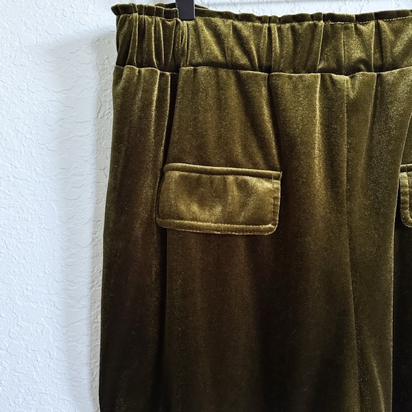 Vada Winter•Katelyn Jogger Pant in Moody Olive Velvet - Picture 6 of 11